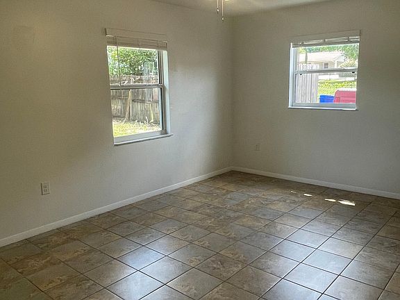 4th image of 521 NE 56th Ct