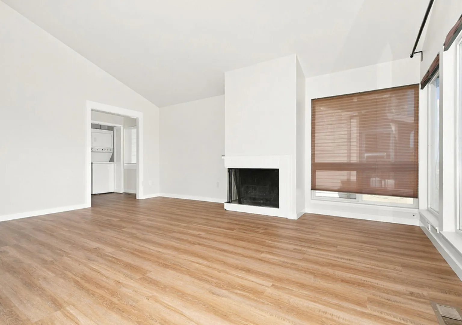 Spacious 2 bed, 2 bath, views, laundry in unit, quiet 4 unit building. — Photo 4