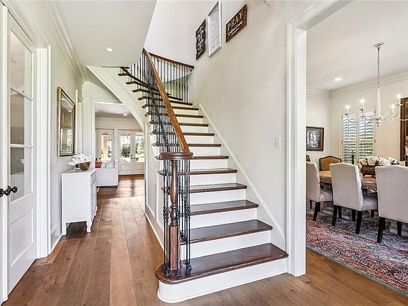 4th image of 70 Elmwood Dr