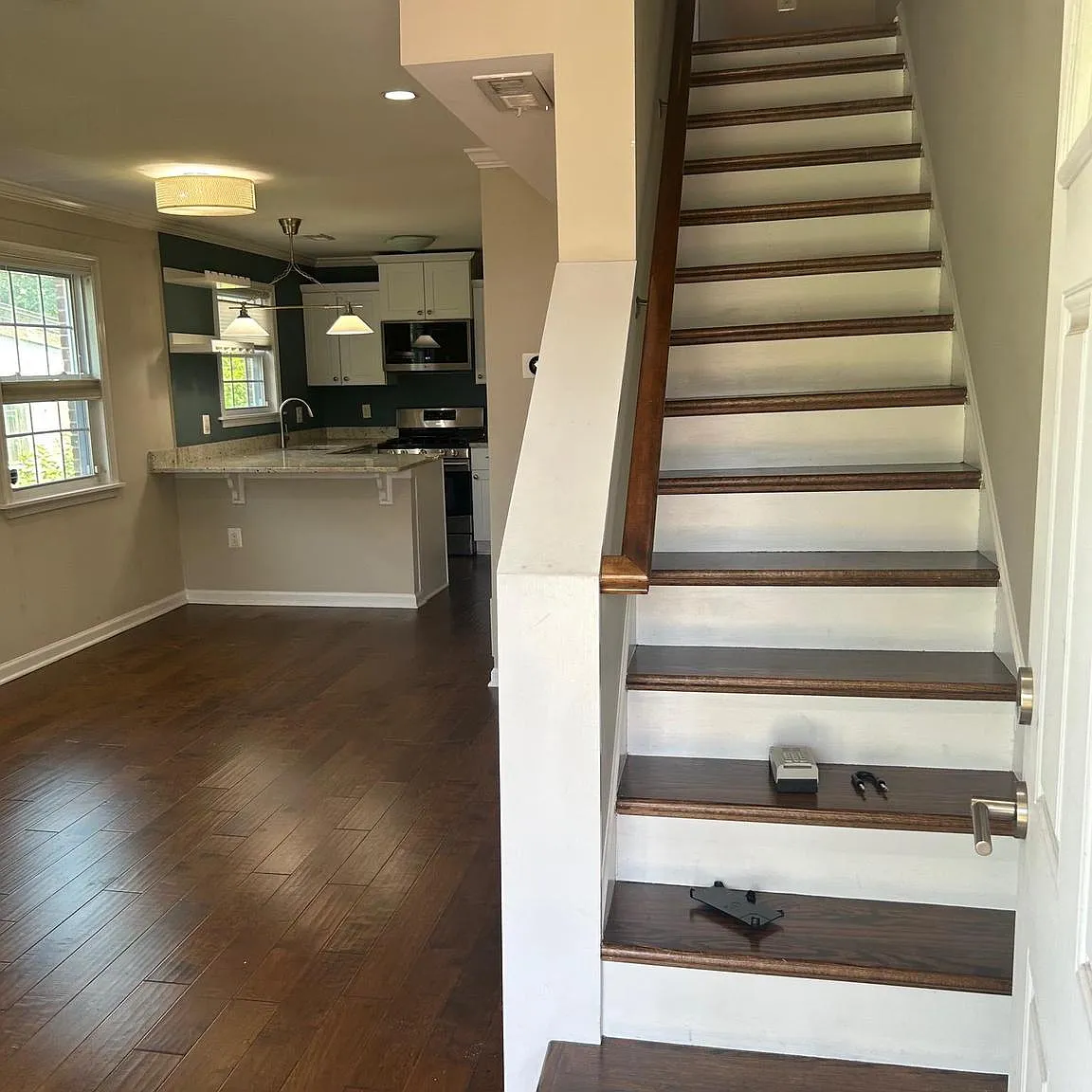 3 bed, 2.0 bath, 1068 sqft, $2,985 — Photo 4