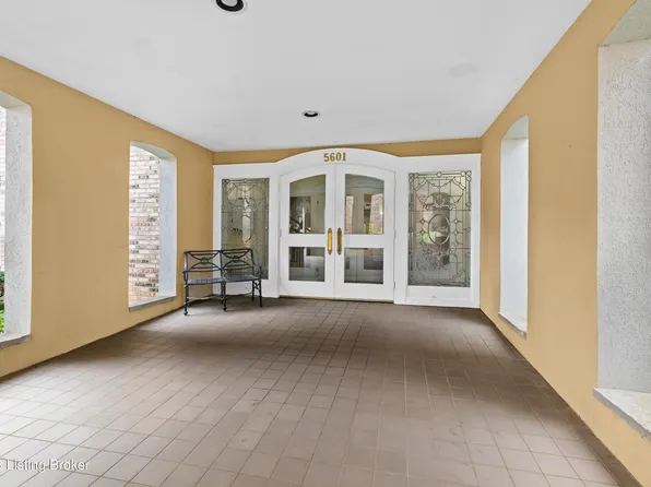 5601 Coach Gate Wynde APT 6, Windy Hills, KY 40207