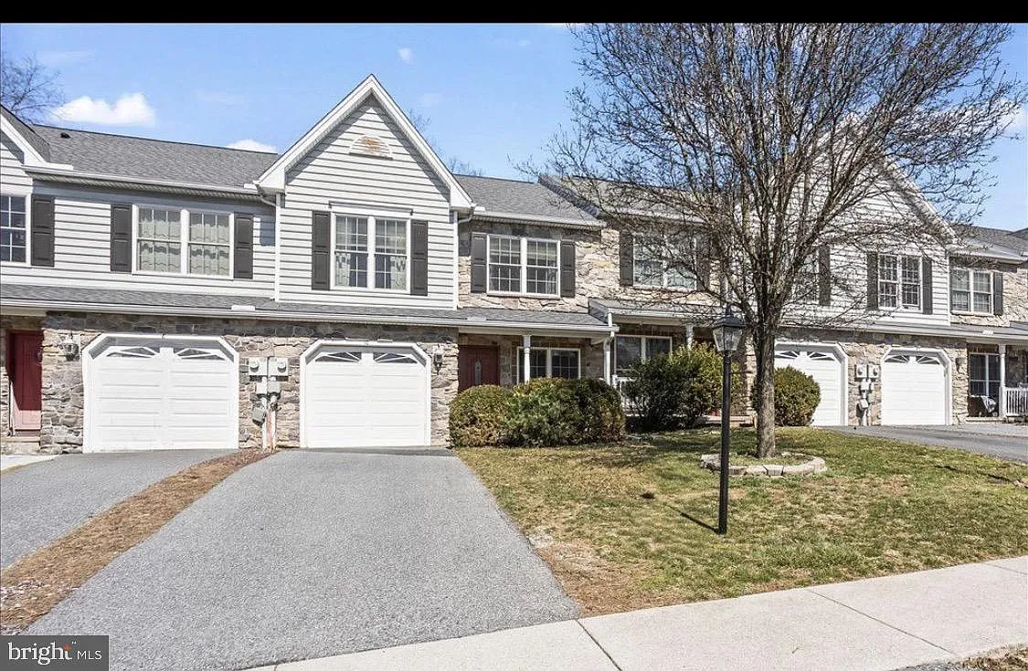 3 bed, 2.5 bath, 1830 sqft, $2,200 — Photo 1