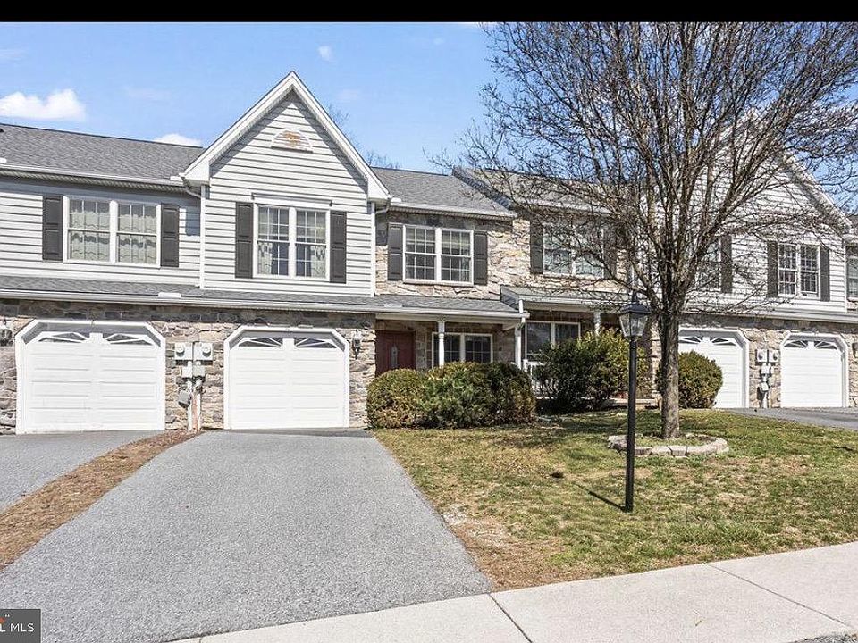 1st image of 10 Lenox Ct