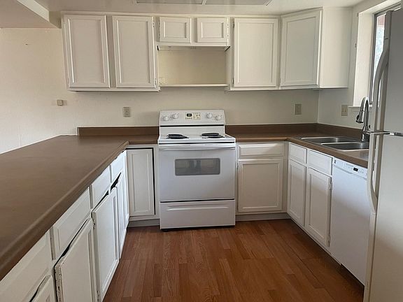 Kitchen/includes fridge/dishwasher/over/microwave