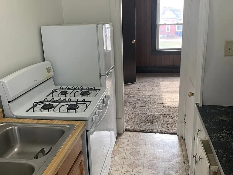 302 Clay St — Photo 2