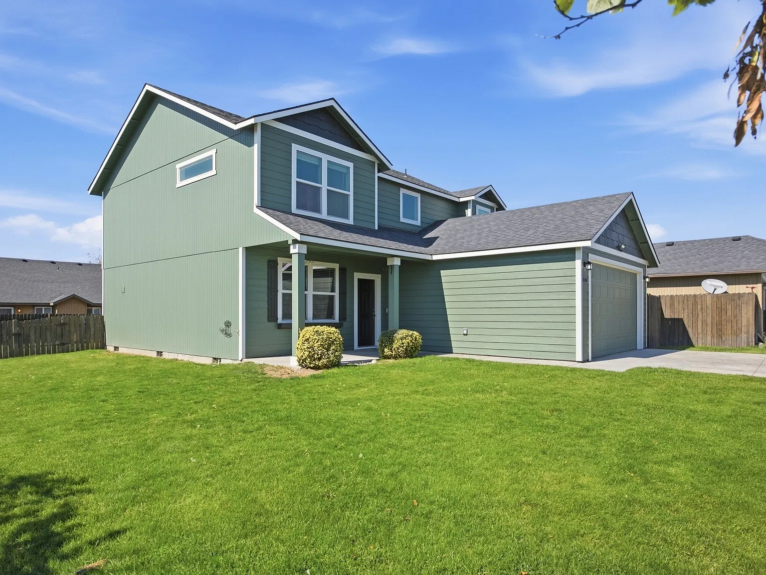 3 bed, 2.5 bath, 2050 sqft, $2,300 — Photo 3