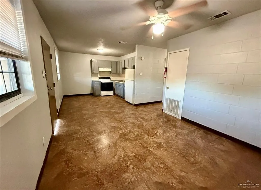 2 bed, 1.0 bath, 735 sqft, $695 — Photo 2