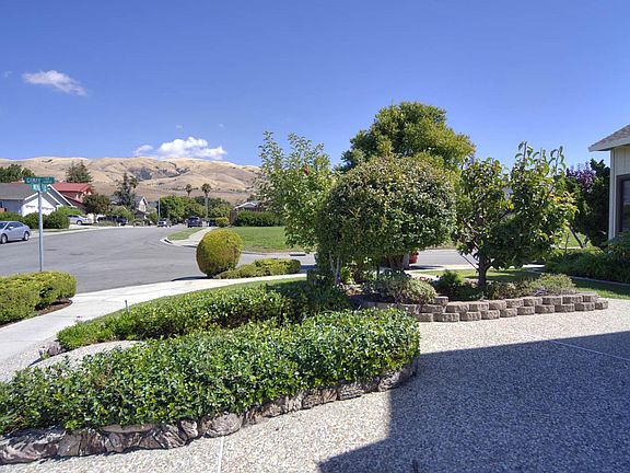 3rd image of 520 Merlot Dr