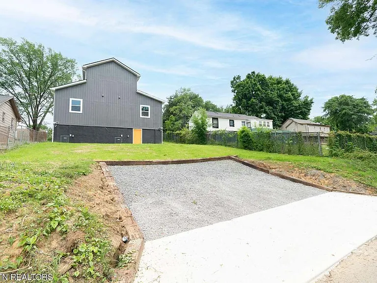 2642 Summit Ave NE — Photo 7