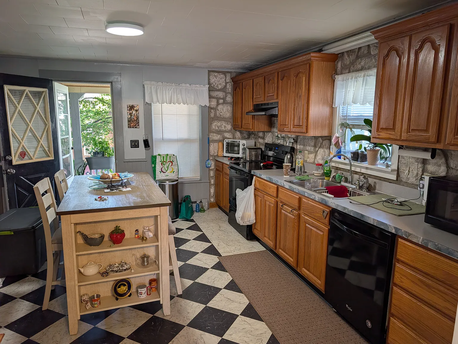 3 bed, 1208 sqft, $2,300 — Photo 2