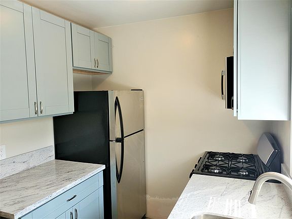 5th image of 3990 Hamilton St