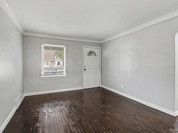 4th image of 9636 Plainview Ave