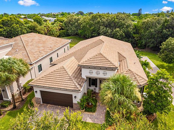 5th image of 1027 NE Savannah Oaks Way