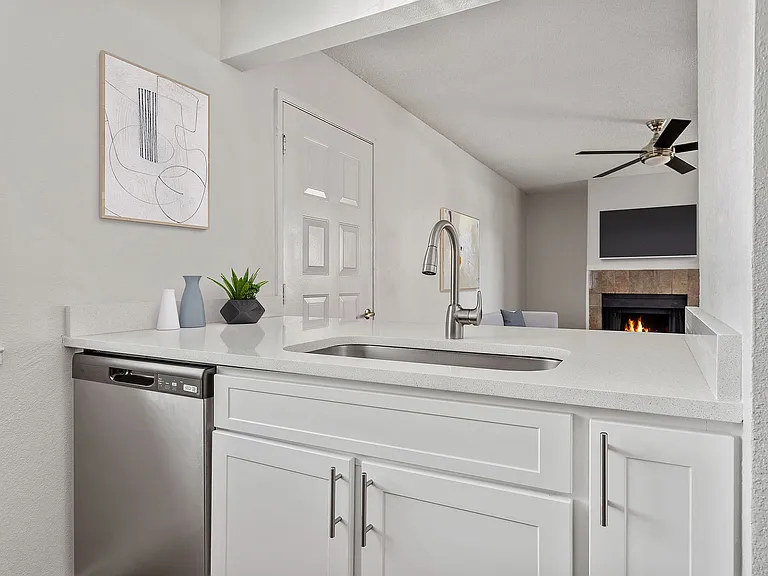 C242360_CallowayLasColinas_1B1B_KitchenC_02_VS_1