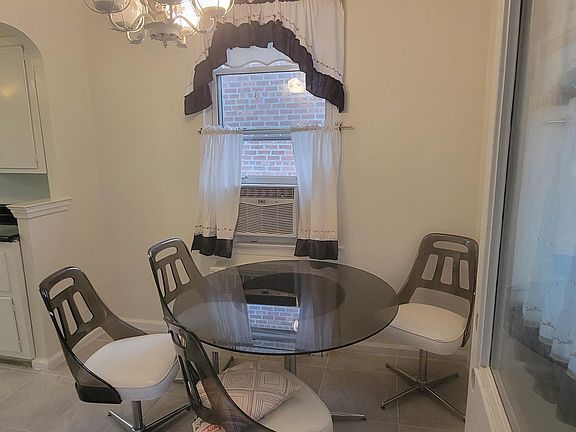 2nd image of 2562 Fenton Ave #2