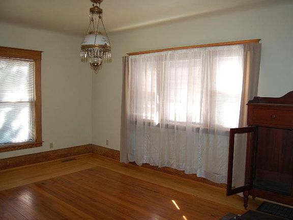 5th image of 904 E Florence St