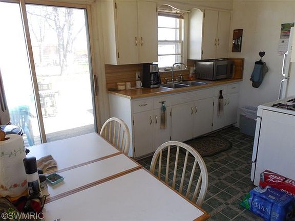 5th image of 111 Farnham St SE
