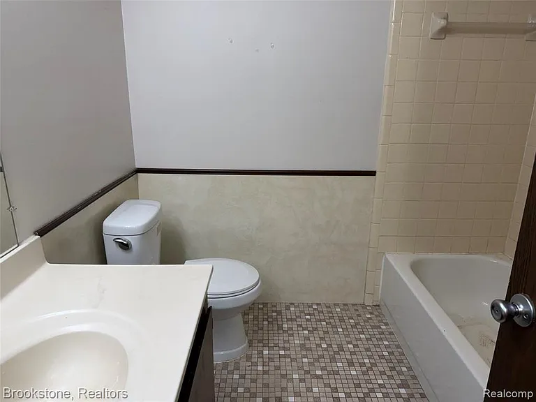 23600 Kelly Rd #6 — Photo 8