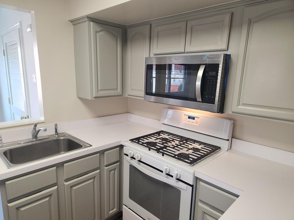 1st image of 204 Bloomfield Ave APT D