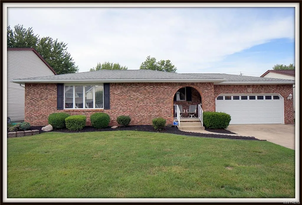 818 Thomas Fox Dr W photo 1