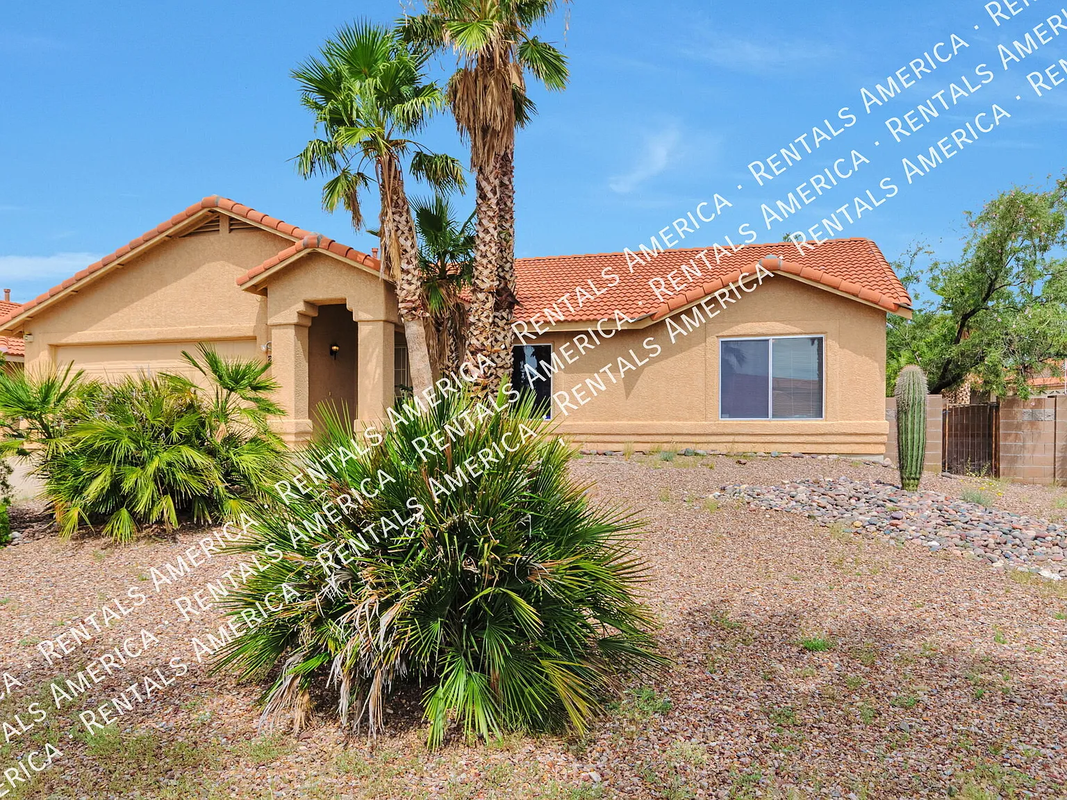Wow! 3 bedroom/2 bath home on large corner lot! — Photo 1
