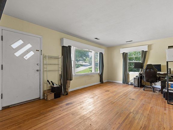 3rd image of 711 Emory Dr