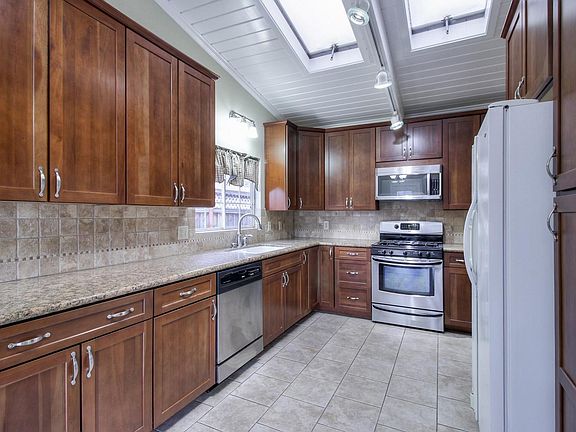 3rd image of 623 Pineview Dr