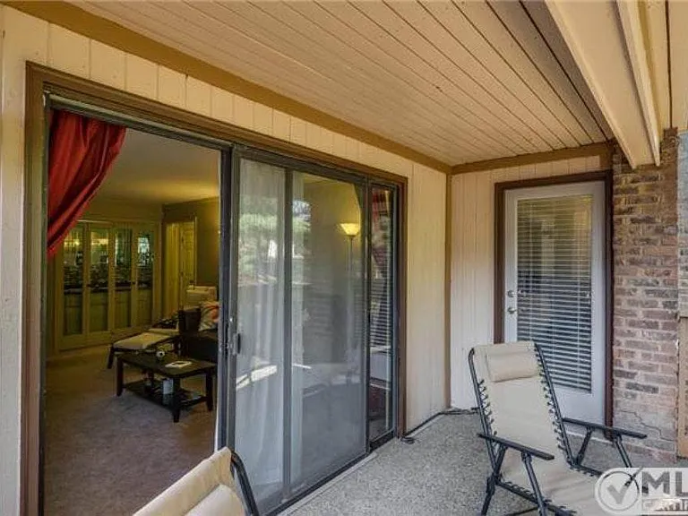 119 Hillsboro Pl — Photo 4