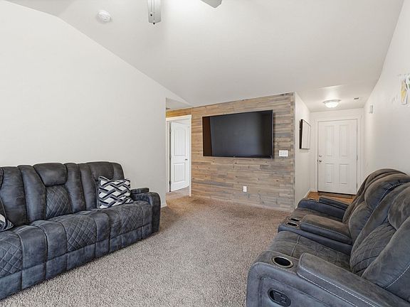 4th image of 1110 W Davis St