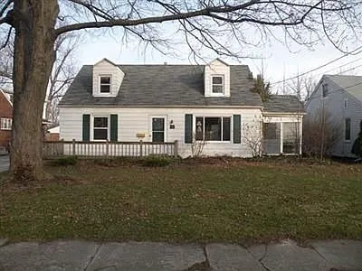 225 Schiller Ave photo 1
