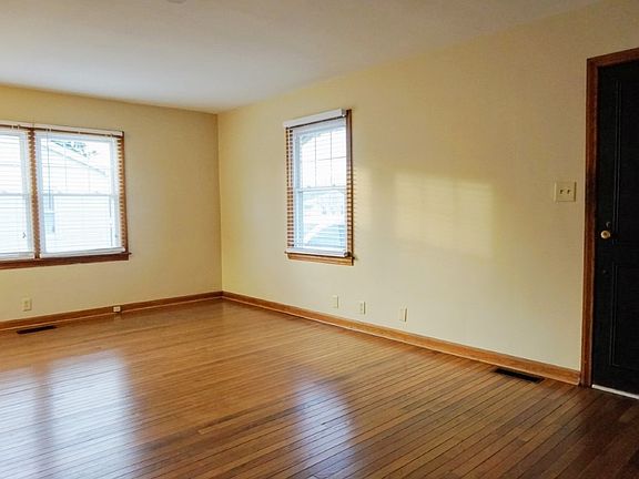 5th image of 2337 E Illinois St