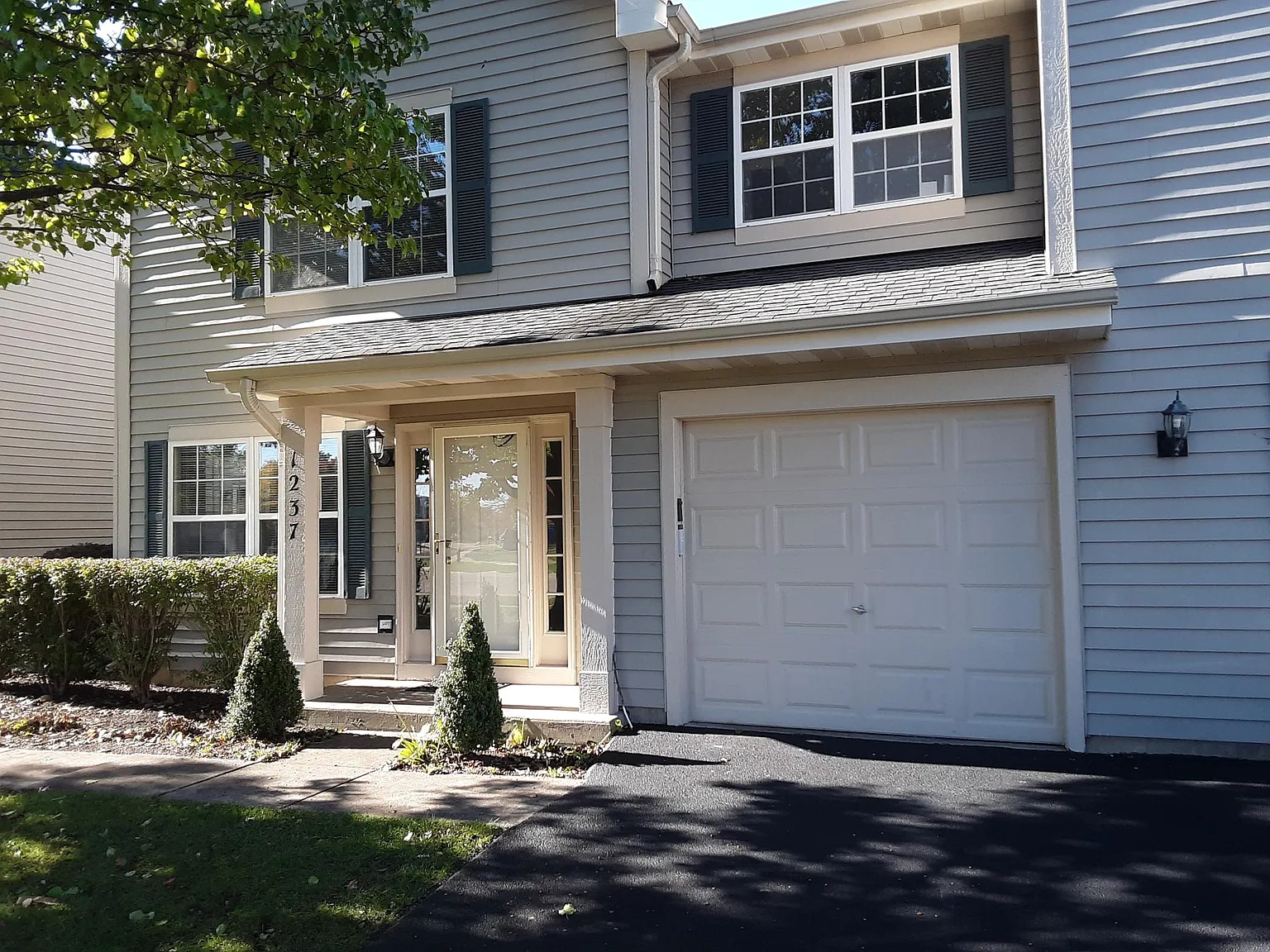 2 bed, 2.5 bath, 1332 sqft, $2,200 — Photo 2
