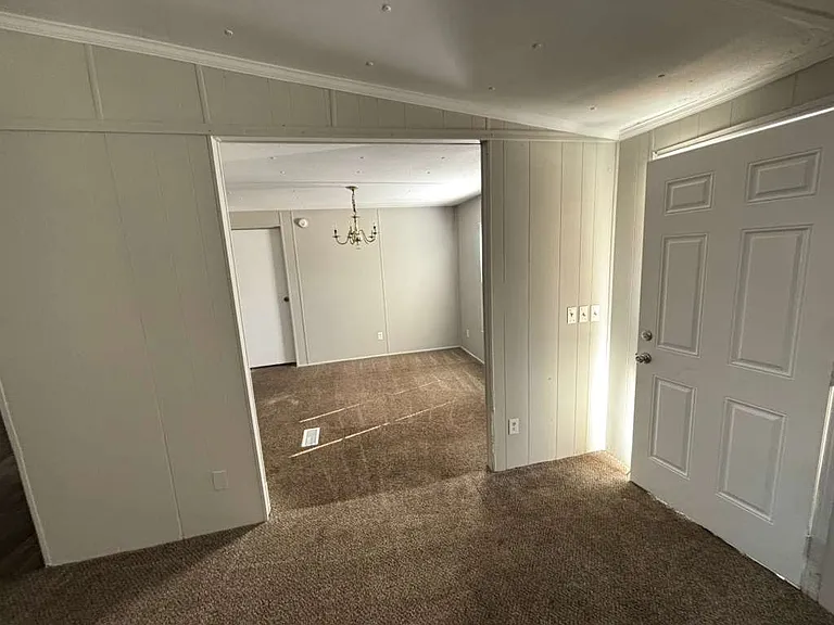 322 Derrick St — Photo 7