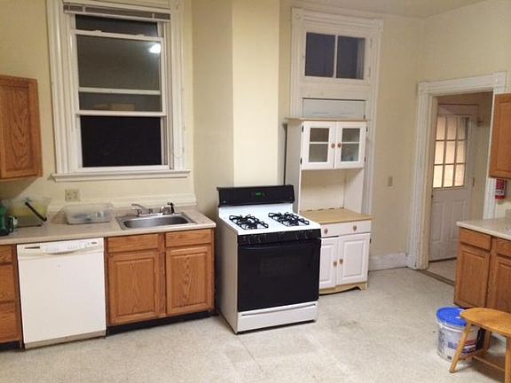 3rd image of 2241 Stratford Ave