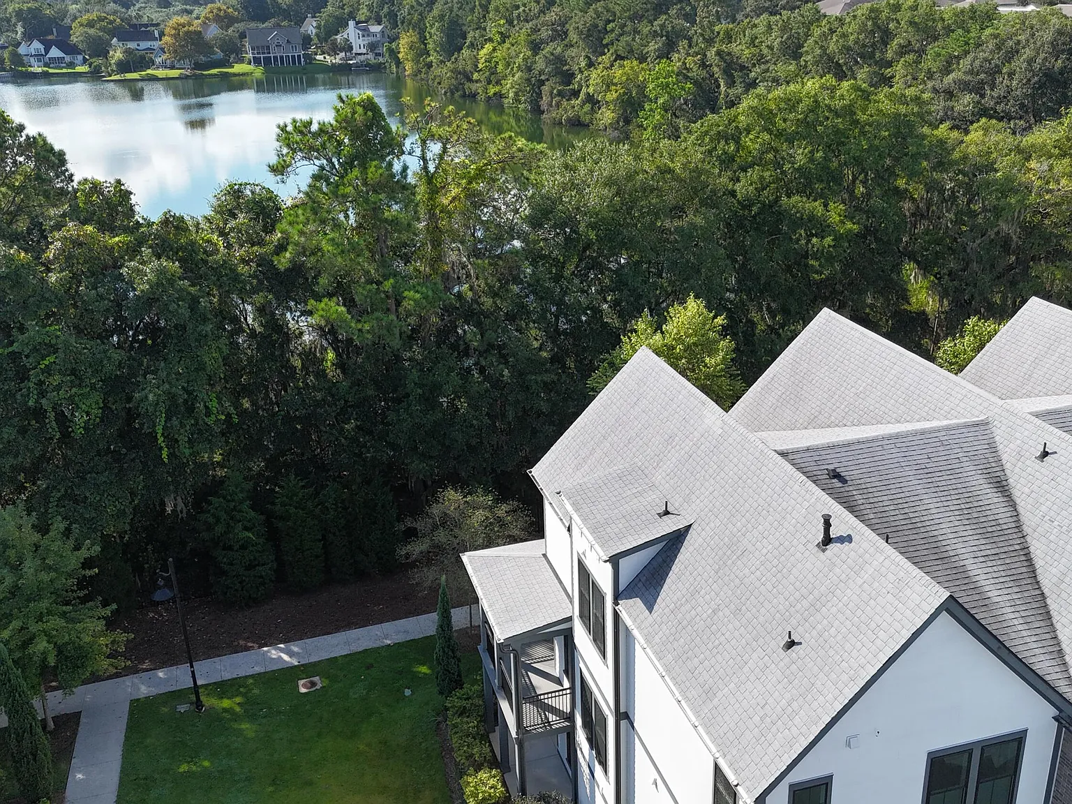 3 bed, 3.5 bath, 2333 sqft, $4,800 — Photo 3