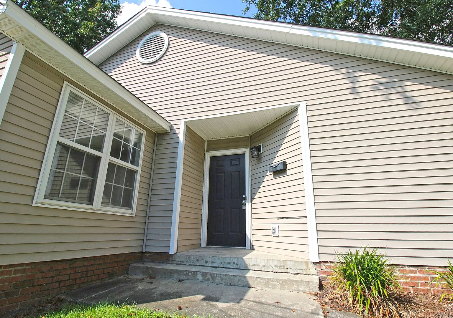 Pre-Leasing for 2027-2028! 1150 Olympia Avenue, Unit B 3 Bedroom, 2 Bathroom — Photo 2