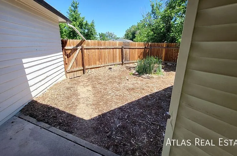 2703 S Hooker St — Photo 15