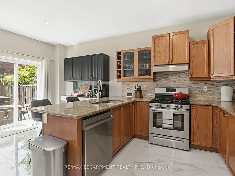 111 Greenstem Cres — Photo 14