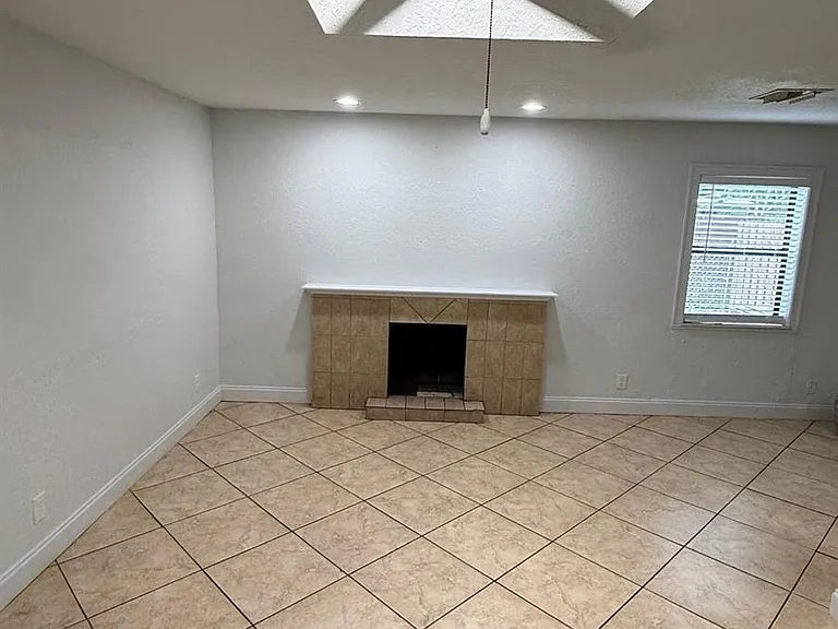 741 Roseland Dr — Photo 11