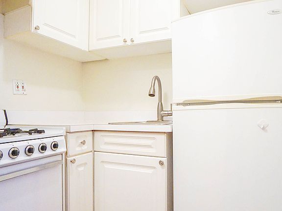 4th image of 444 W 46th St APT 3D