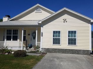 300 Wildberry Ct, Hubert, NC 28539