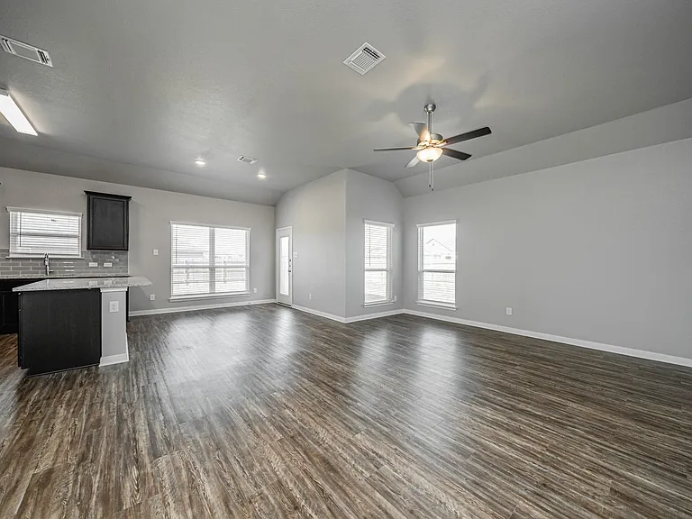 1368 Kingsgate Dr — Photo 4