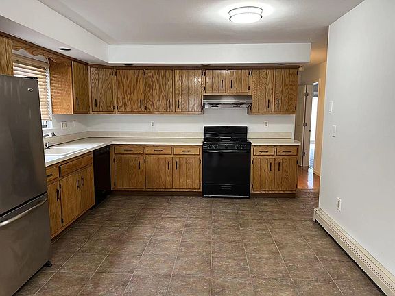3rd image of 40 Hillcrest St Floor 1