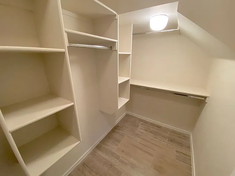 4004 Camelot Hts #B — Photo 17