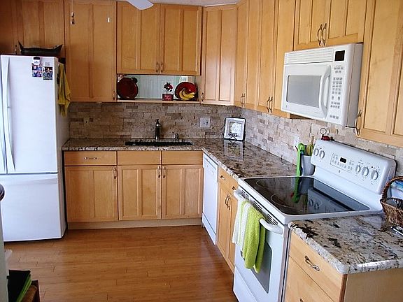 Kitchen w/ granite & Bamboo
