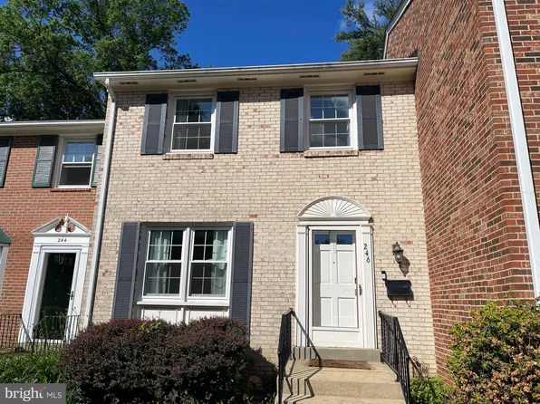 246 Commons Dr NW, Vienna, VA 22180