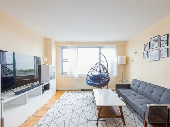 70-25 Yellowstone Boulevard image 4 of 35