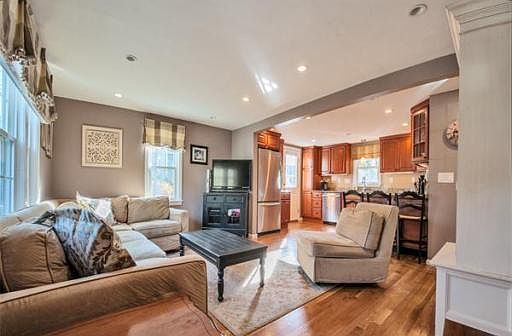 5th image of 47 Basswood Ave