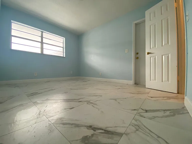 915 NE 8th St #206 — Photo 15