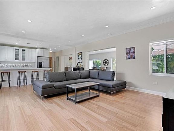 3rd image of 535 SW 39th Ave #535